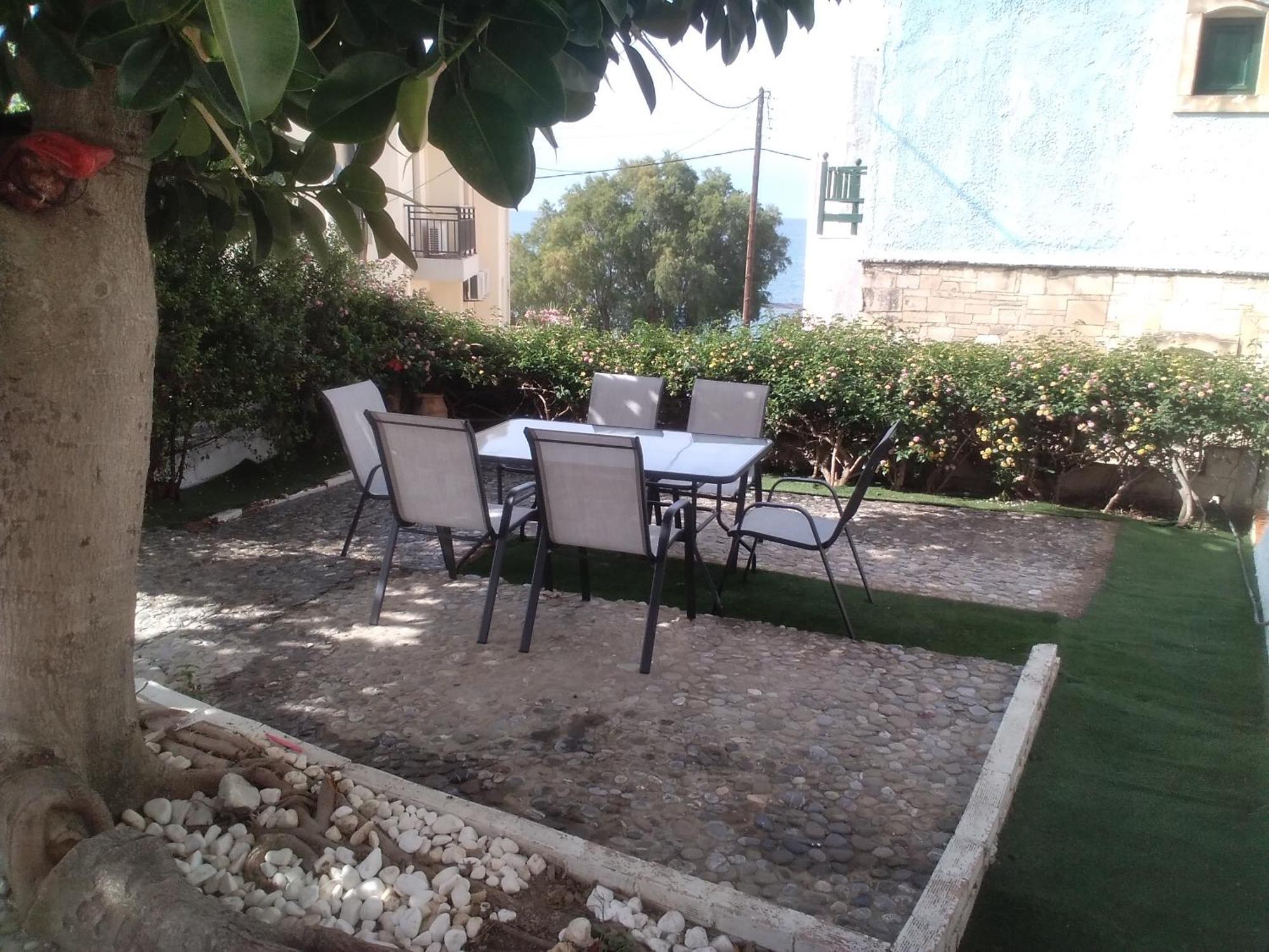 President Guest House Keratokampos Exterior photo